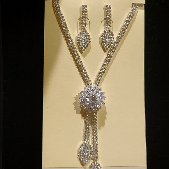 Bridal jewelry three piece set, elegant CZ floral design, luxurious wedding neck - Picture 5 of 13